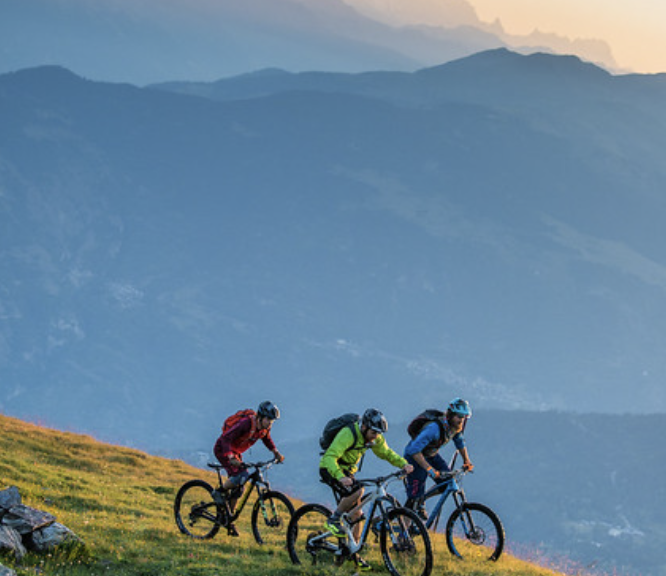 Plus de 27% des français partent en vacances à la montagne à vélo cet été Partir en vacances à la montagne à vélo est de plus en plus populaire parmi les français. Selon un sondage récent, plus de 27% des personnes qui partent en vacances à la montagne à l'été pratiquent le vélo. Que ce soit pour se défier lors d'ascensions de cols ou pour explorer les paysages majestueux de la montagne, l'utilisation du vélo est une activité accessible à tous. Les installations en place répondent aux attentes des cyclotouristes de tous âges et de tous niveaux : pumptrack, ludizones et pistes dédiées au VTT ou au cyclisme de route. Celles-ci permettent de satisfaire les amateurs et les plus aguerris. Que l'on utilise le vélo à proprement parler ou l'assistance électrique, le plaisir est au rendez-vous.